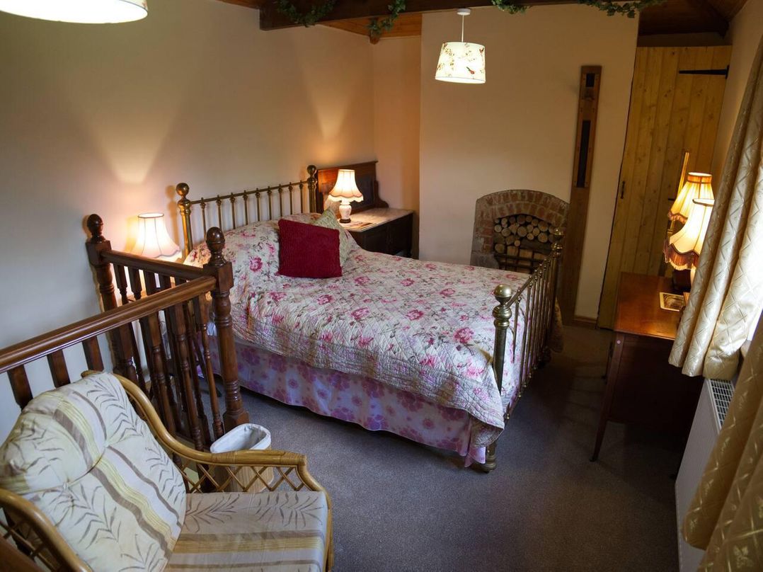 Cottage Sleeps 2  Garden Parking