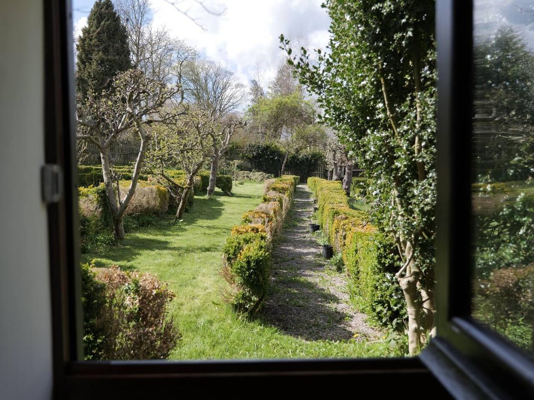 Cottage Sleeps 2  Garden Parking