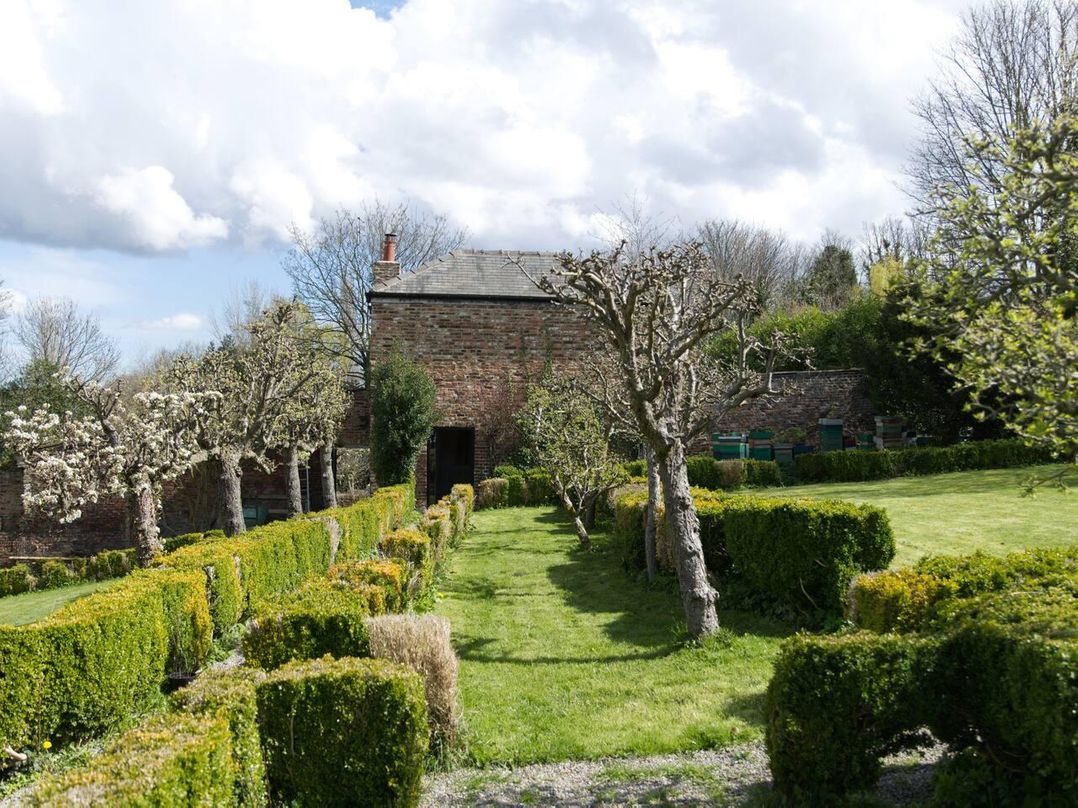 Cottage Sleeps 2  Garden Parking