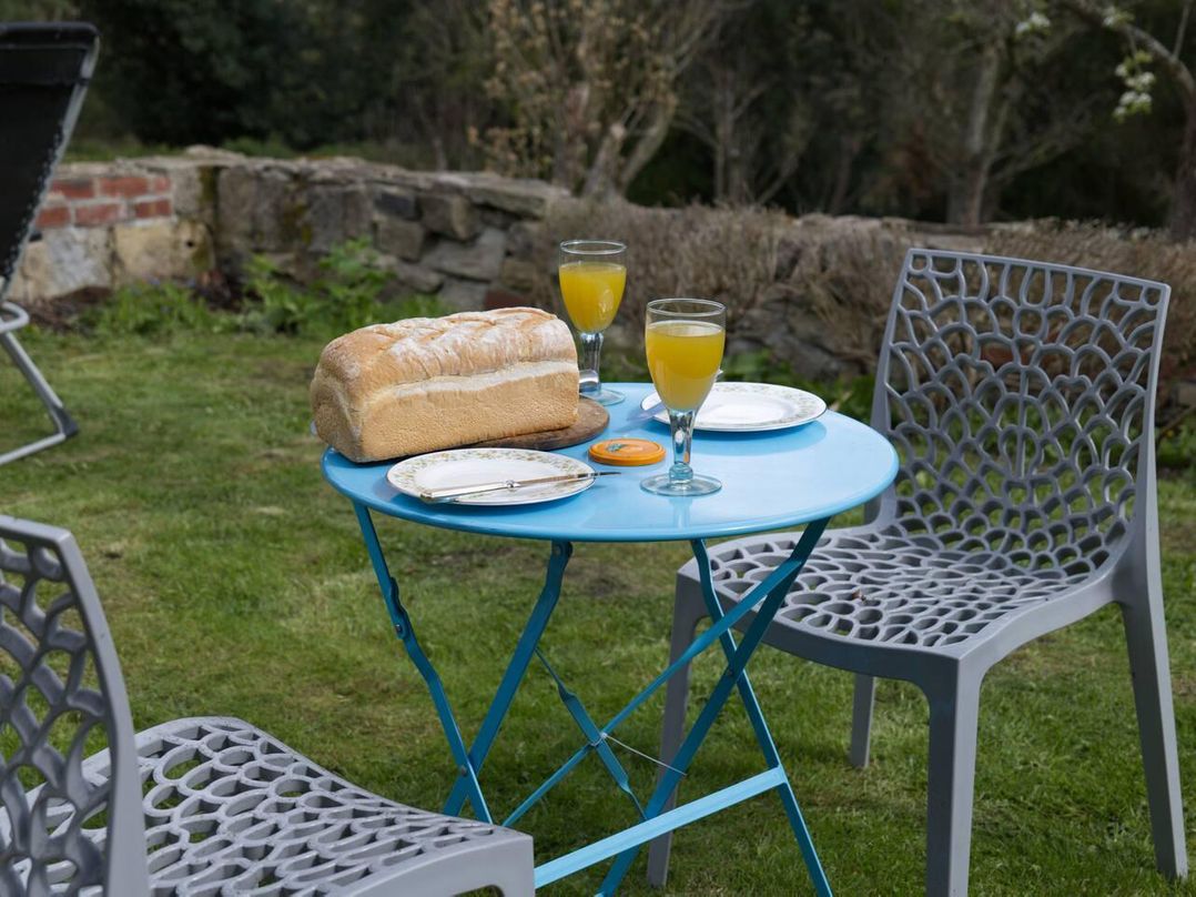 Cottage Sleeps 2  Garden Parking