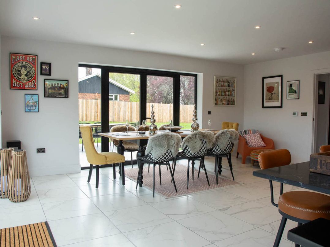 House Sleeps 10 with Enclosed Garden