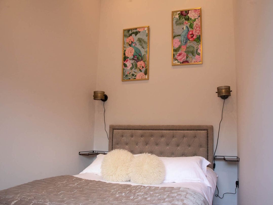 House Sleeps 10 with Enclosed Garden
