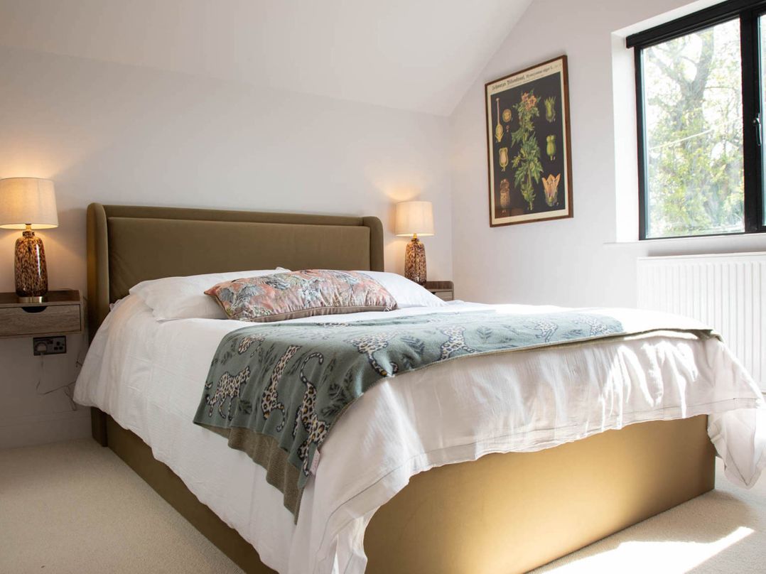 House Sleeps 10 with Enclosed Garden