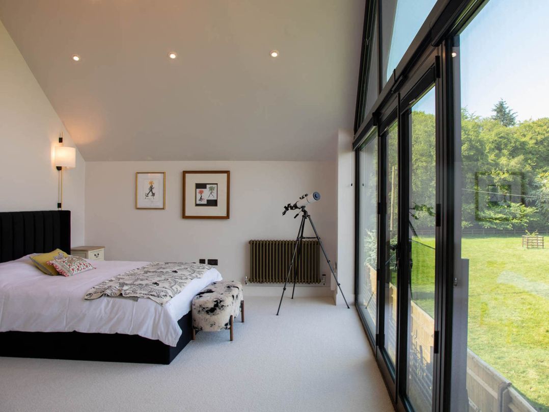 House Sleeps 10 with Enclosed Garden