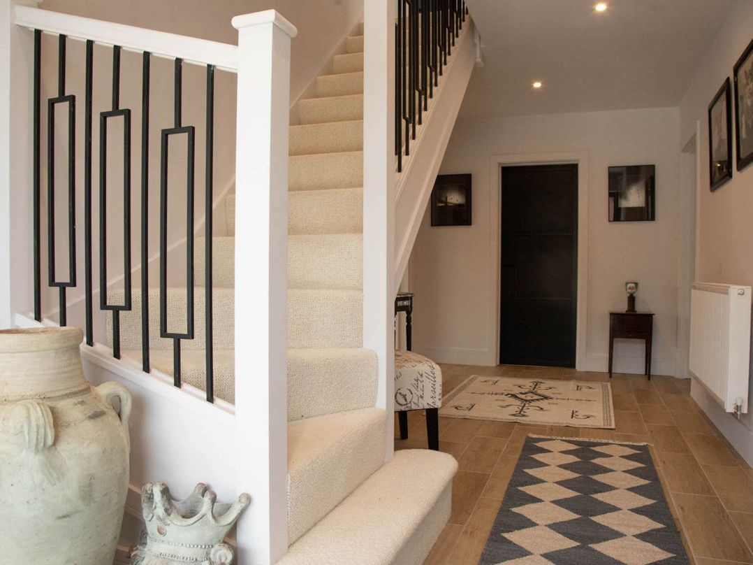 House Sleeps 10 with Enclosed Garden