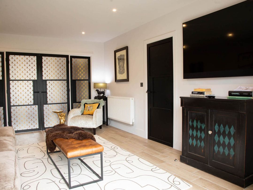 House Sleeps 10 with Enclosed Garden