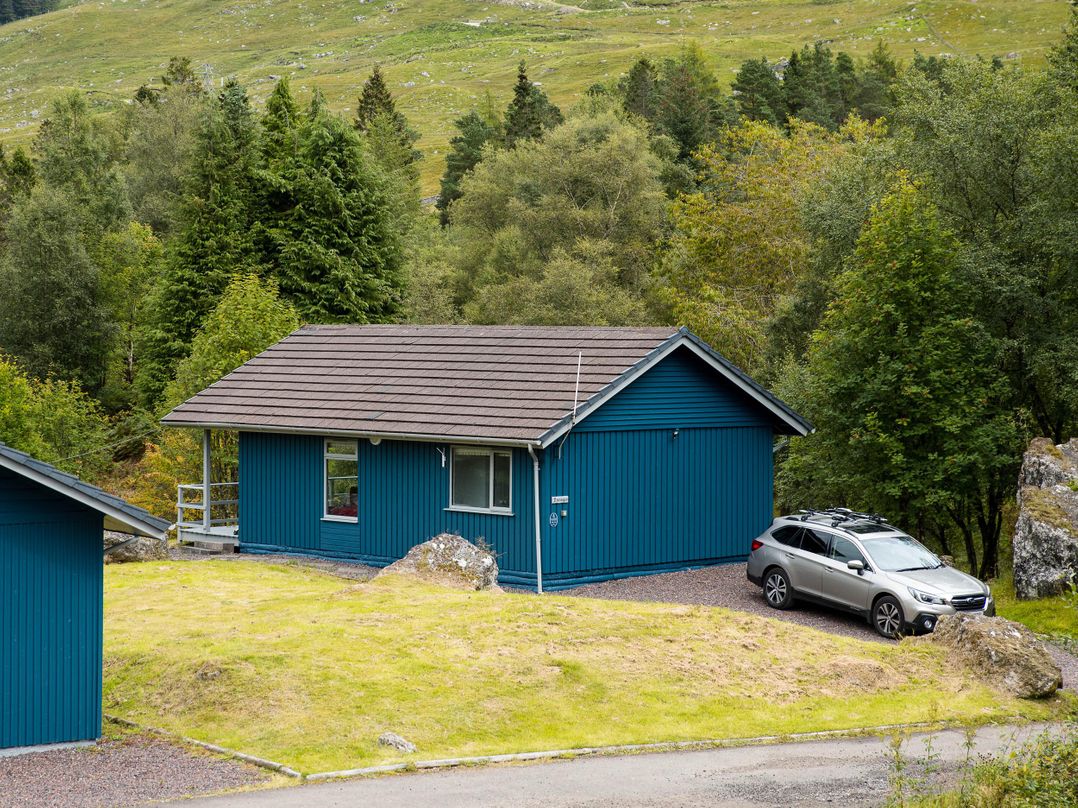 2 bedroom lodge with stunning loch, mountain views