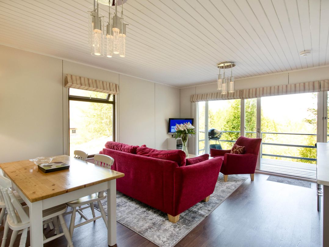 2 bedroom lodge with stunning loch, mountain views