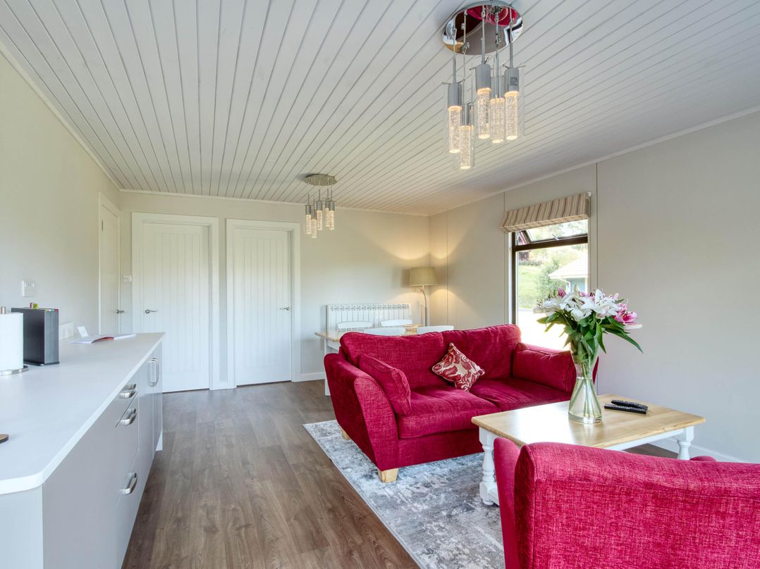 2 bedroom lodge with stunning loch, mountain views