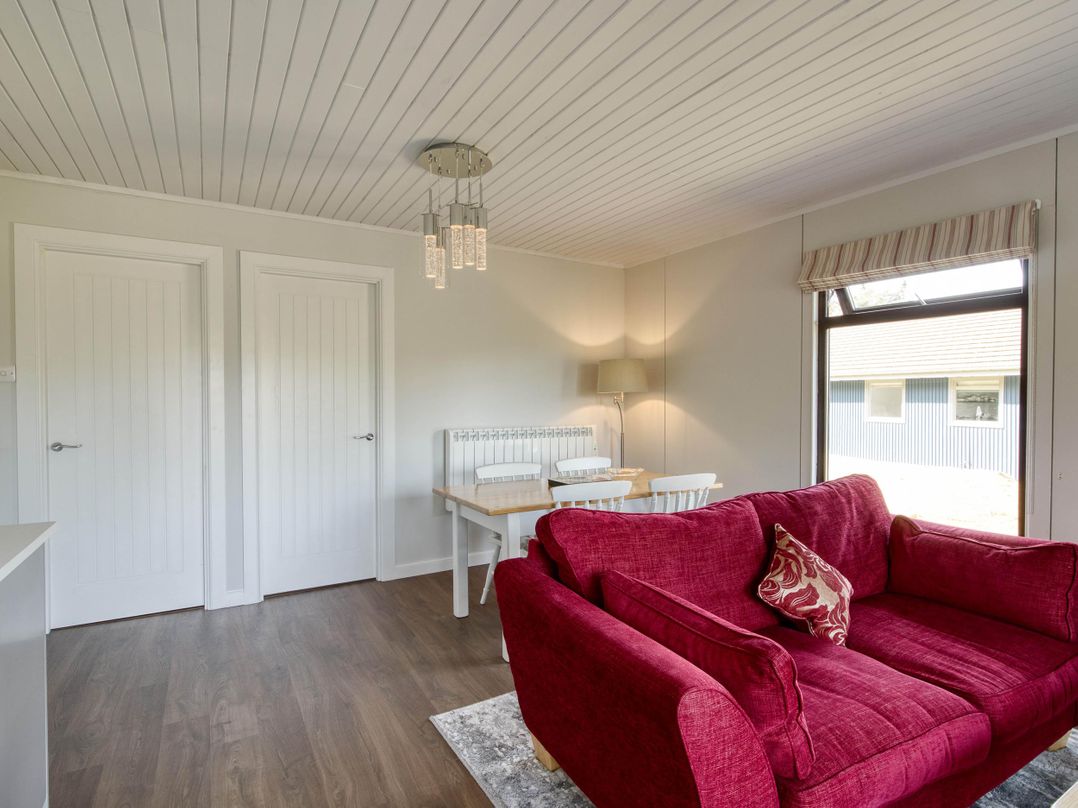 2 bedroom lodge with stunning loch, mountain views