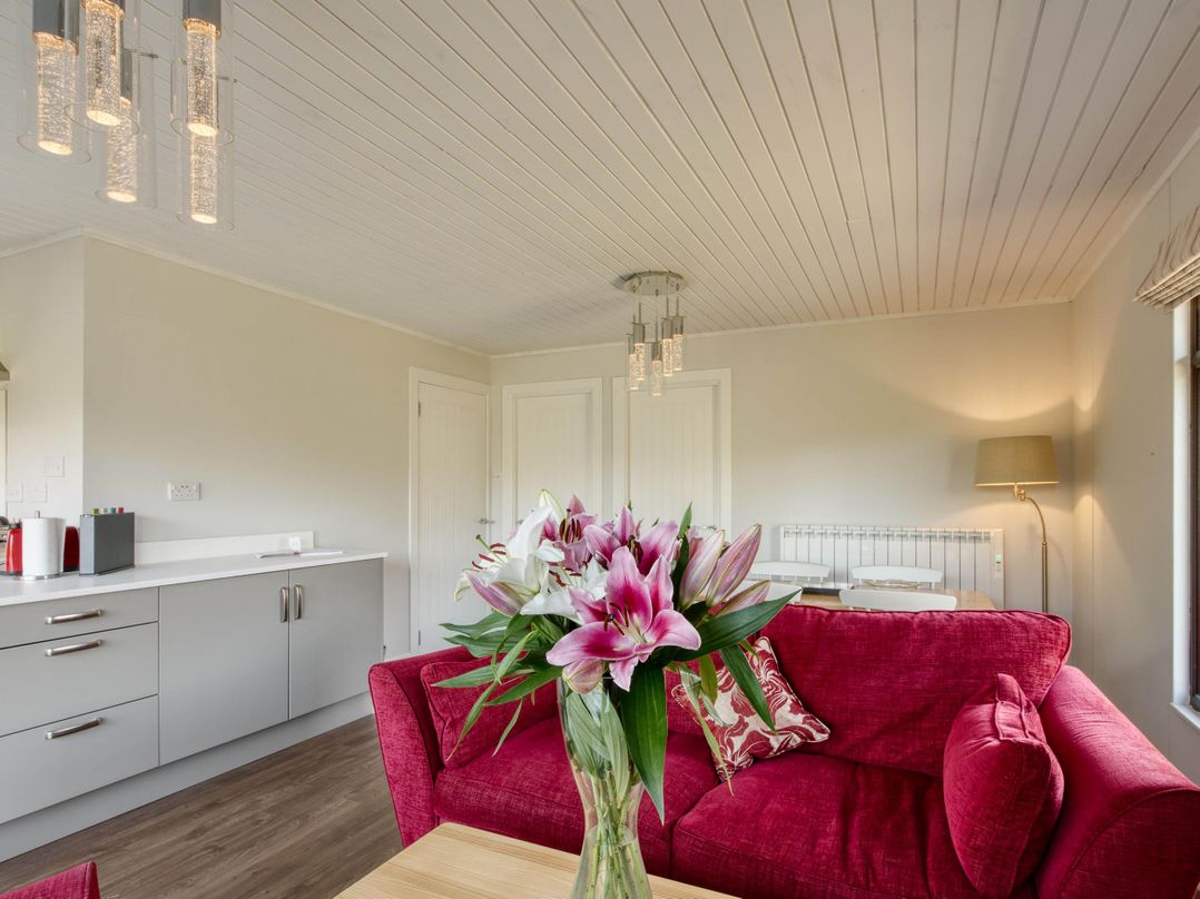 2 bedroom lodge with stunning loch, mountain views