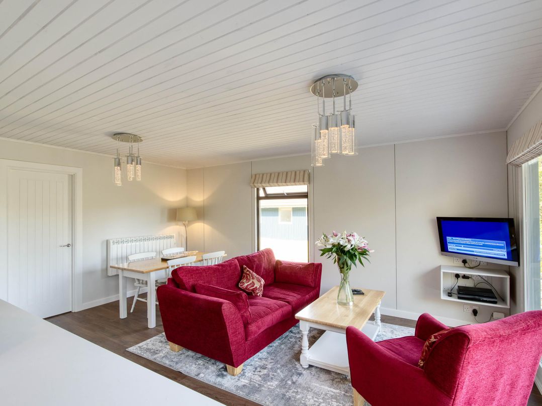 2 bedroom lodge with stunning loch, mountain views