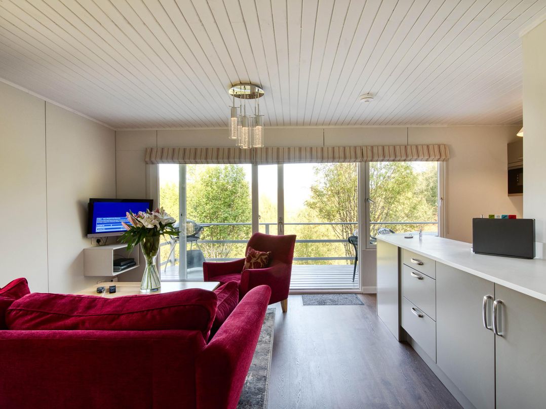 2 bedroom lodge with stunning loch, mountain views
