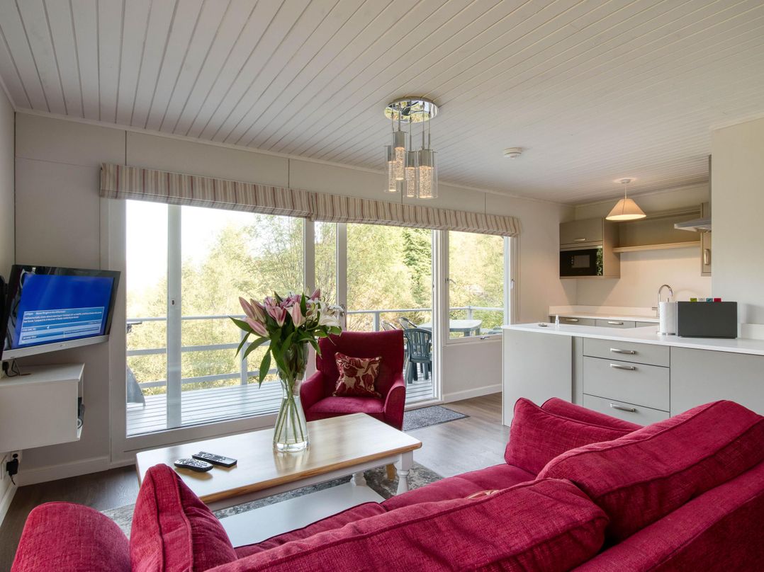 2 bedroom lodge with stunning loch, mountain views
