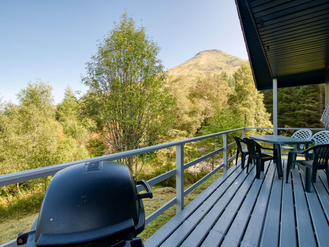 2 bedroom lodge with stunning loch, mountain views