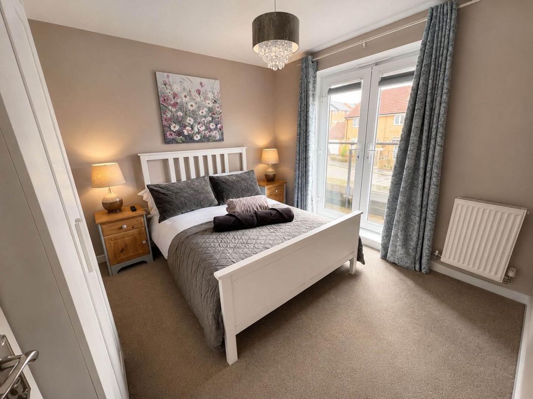 House Sleeps 12 with WiFi