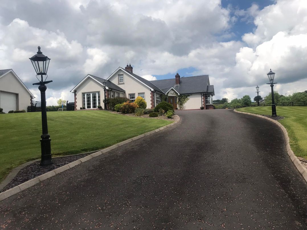 Dungannon 2 Bed Bungalow - Sleeps 5 - Pet Friendly