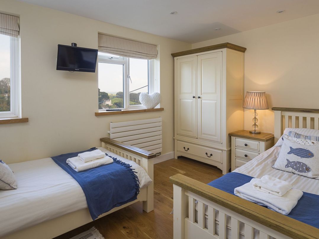 6 Knowle Court