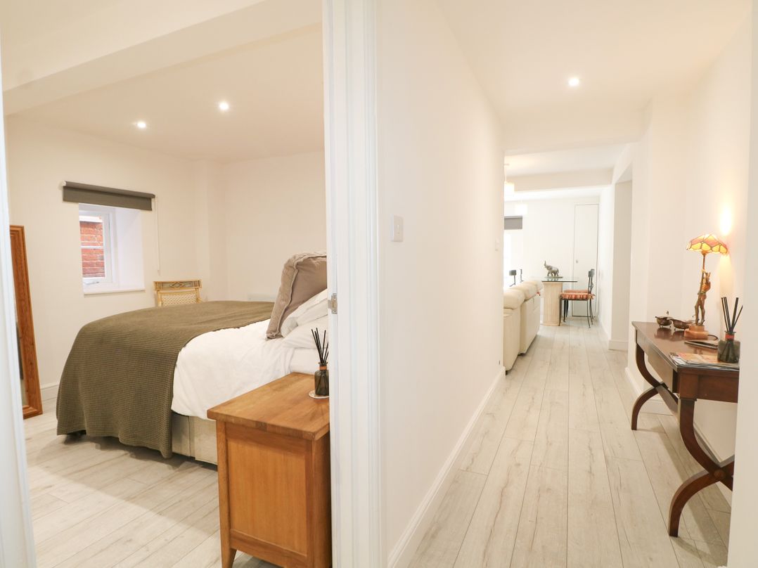 A bedroom with a bed and bedside table at 2 Bed in Bishop's Waltham