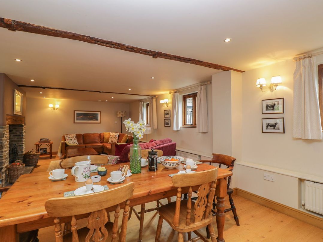 A dining room with a table and chairs at The Old Barn in Hereford