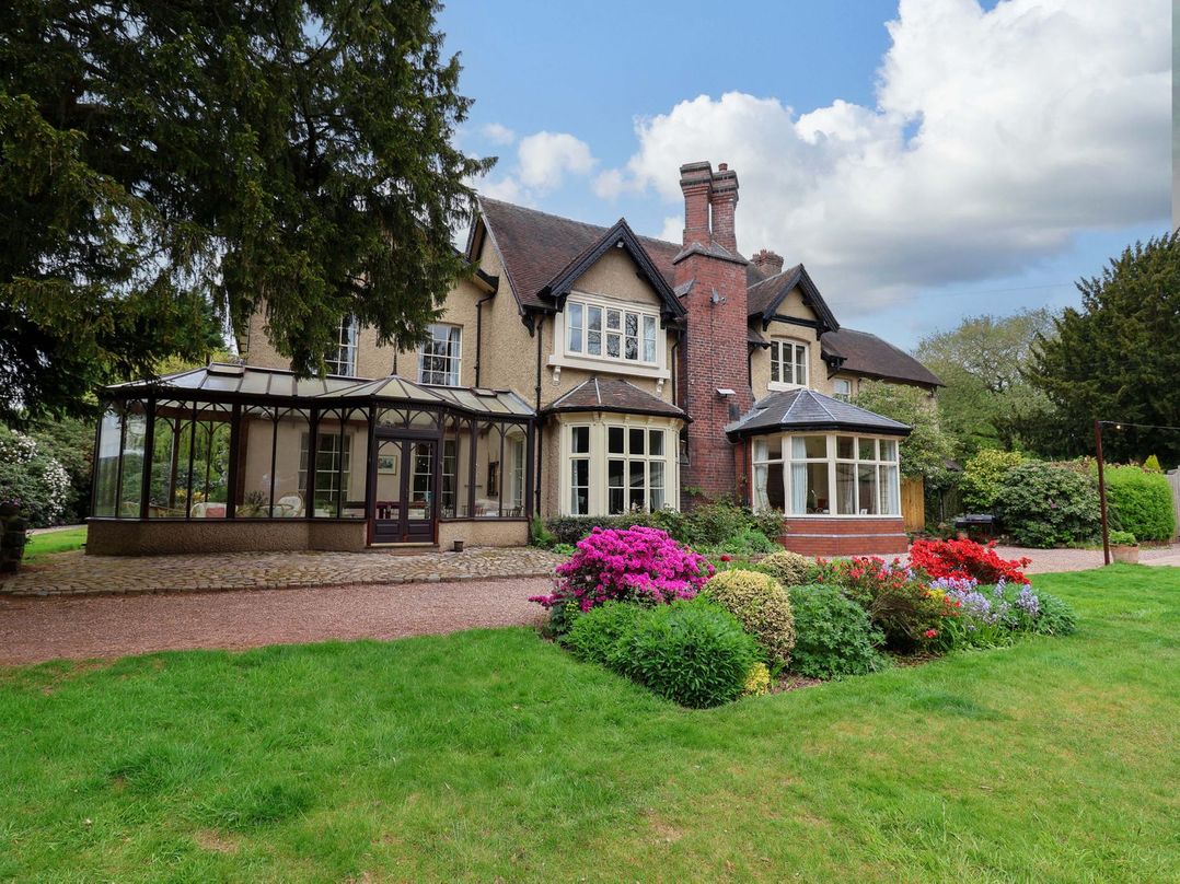 Parkfields House - Sleeps 10