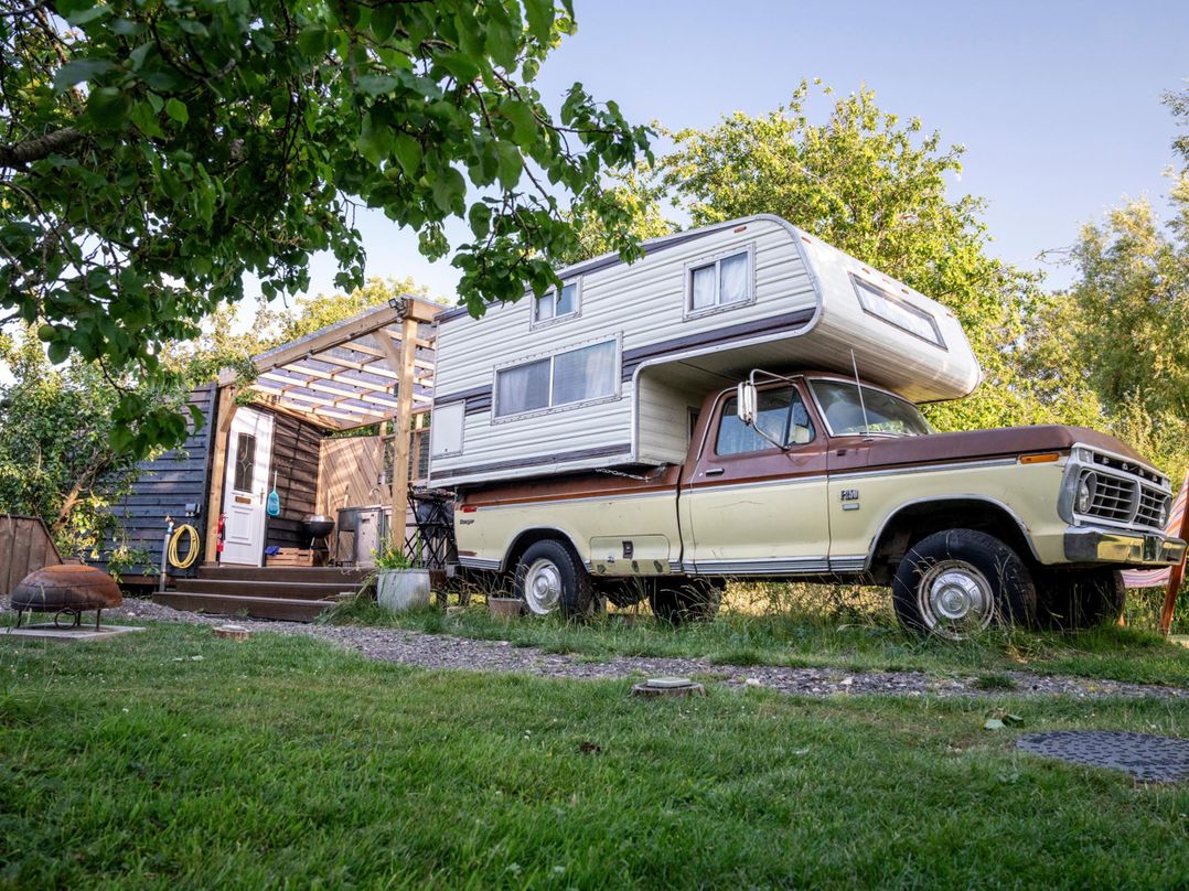 1 Bed Vehicle Luxury Camper -Hot Tub, Pets - Willy
