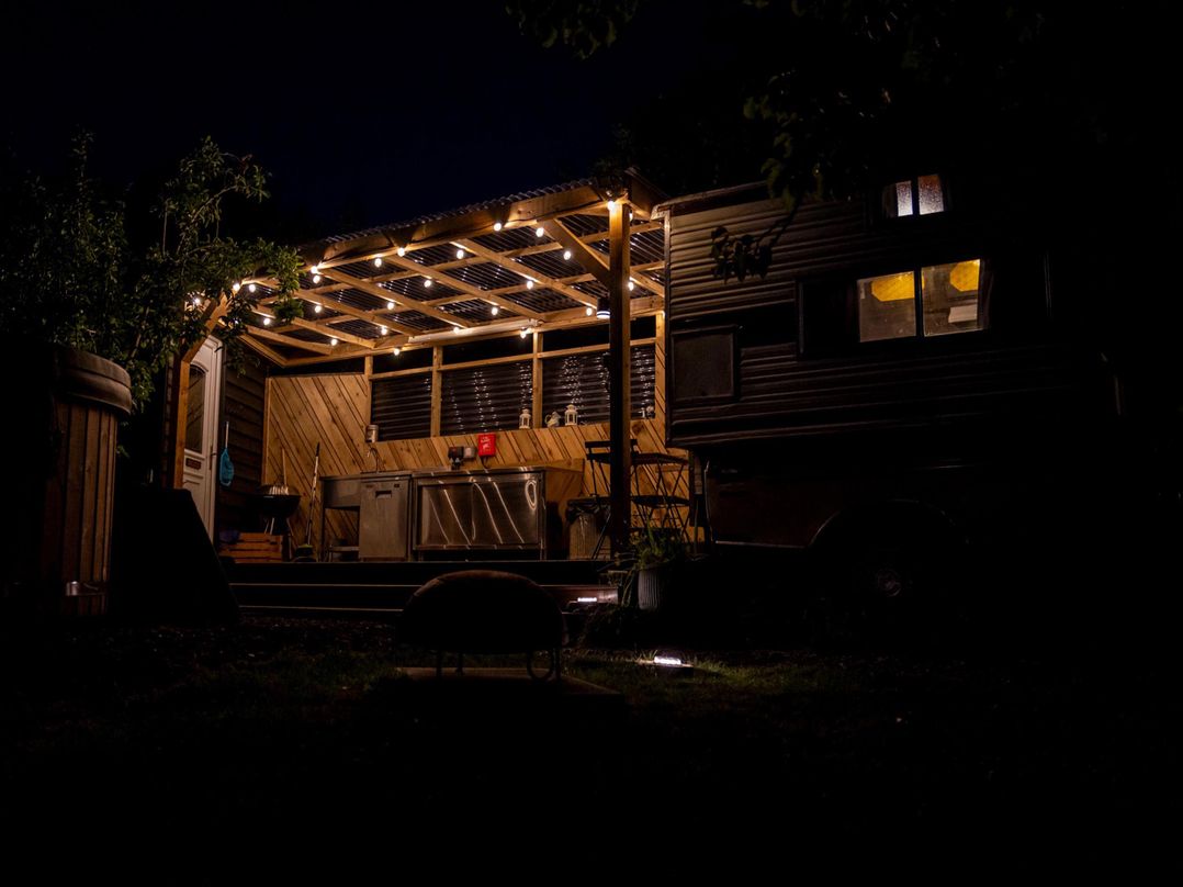 1 Bed Vehicle Luxury Camper -Hot Tub, Pets - Willy
