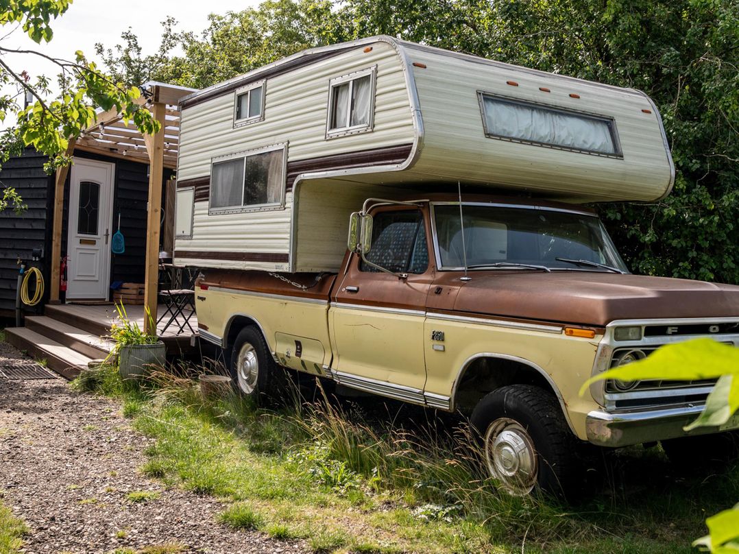 1 Bed Vehicle Luxury Camper -Hot Tub, Pets - Willy