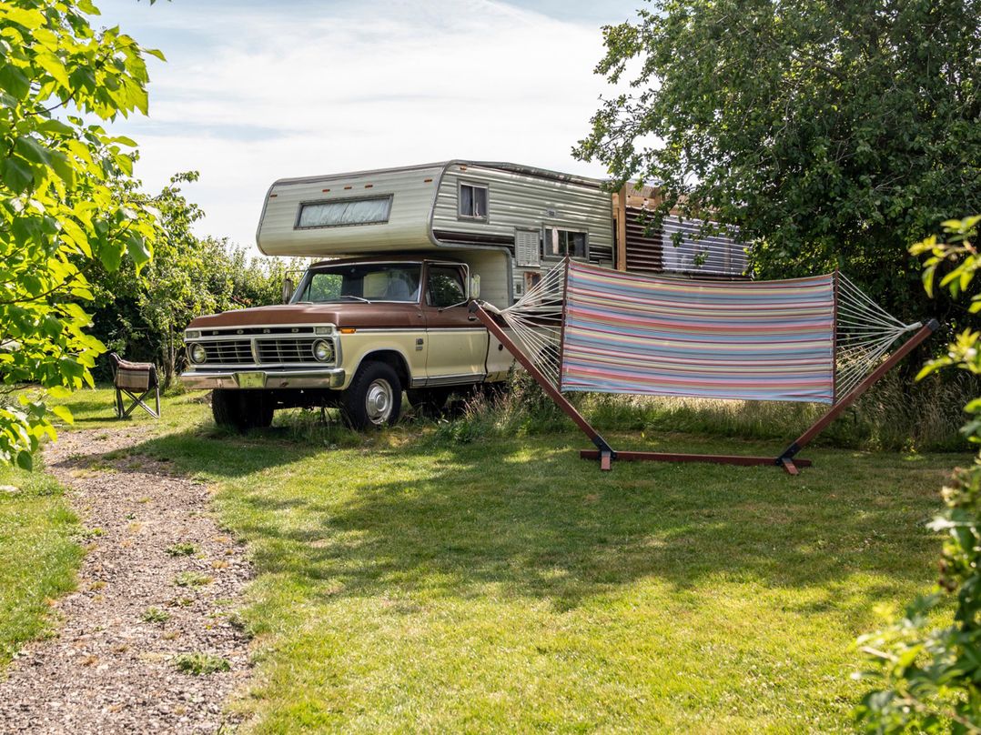 1 Bed Vehicle Luxury Camper -Hot Tub, Pets - Willy