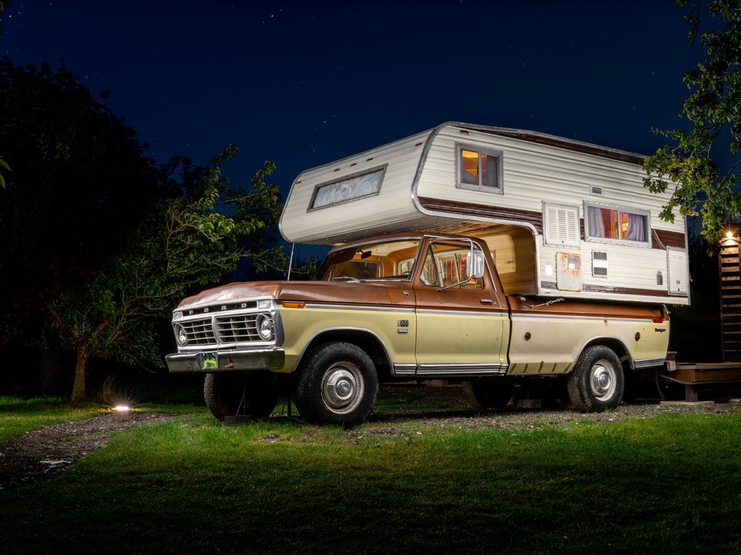 1 Bed Vehicle Luxury Camper -Hot Tub, Pets - Willy