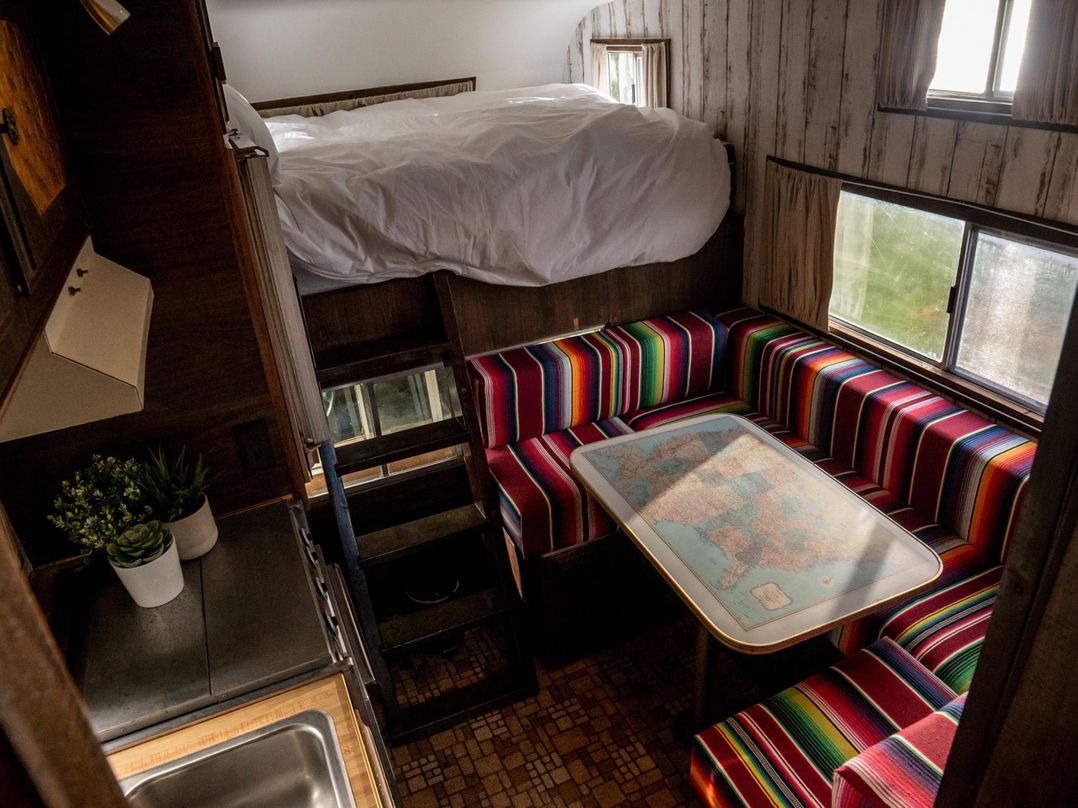 1 Bed Vehicle Luxury Camper -Hot Tub, Pets - Willy