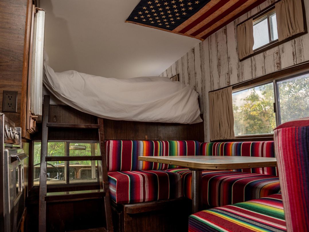 1 Bed Vehicle Luxury Camper -Hot Tub, Pets - Willy