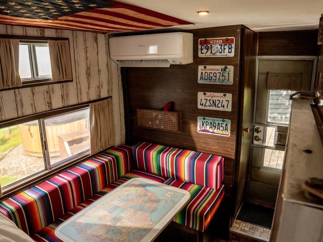 1 Bed Vehicle Luxury Camper -Hot Tub, Pets - Willy
