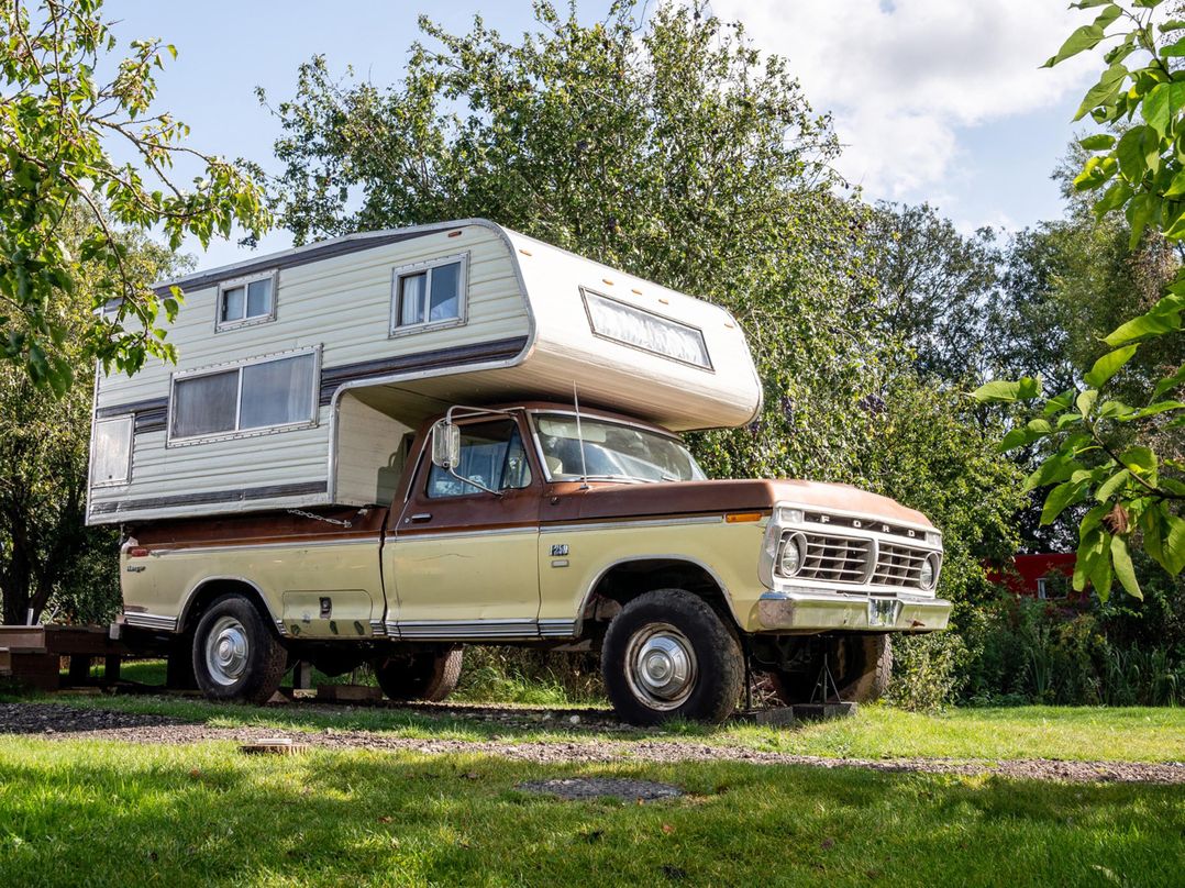 1 Bed Vehicle Luxury Camper -Hot Tub, Pets - Willy