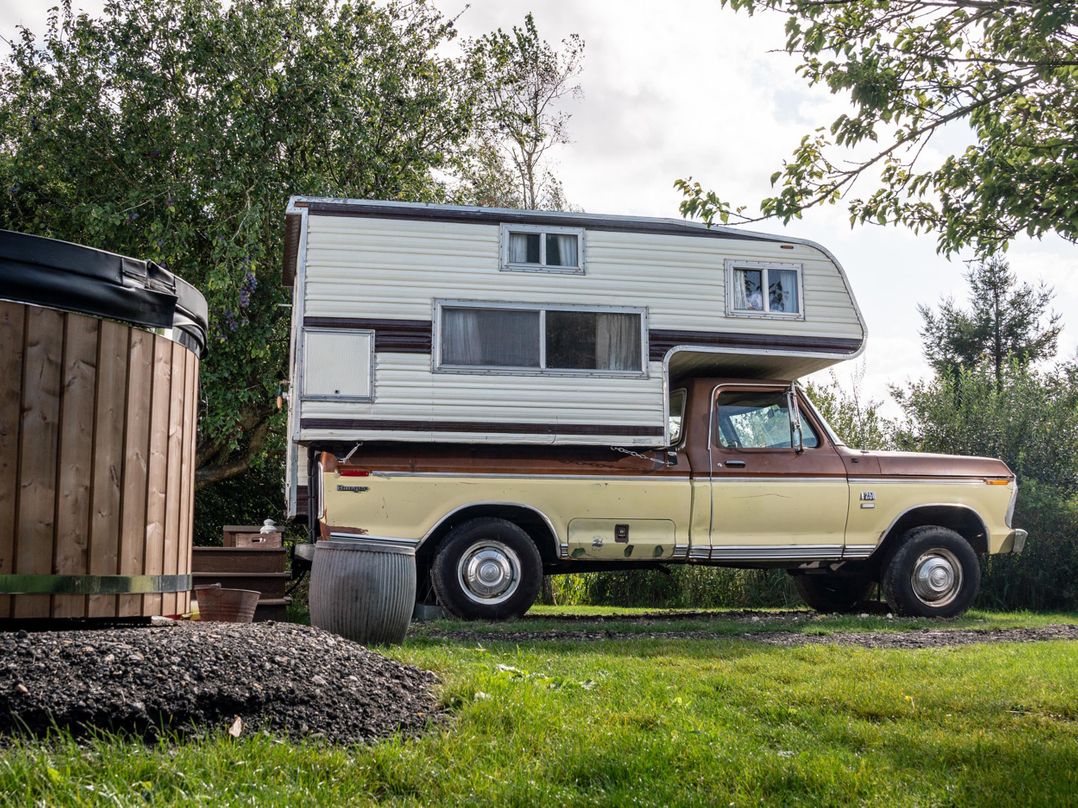 1 Bed Vehicle Luxury Camper -Hot Tub, Pets - Willy