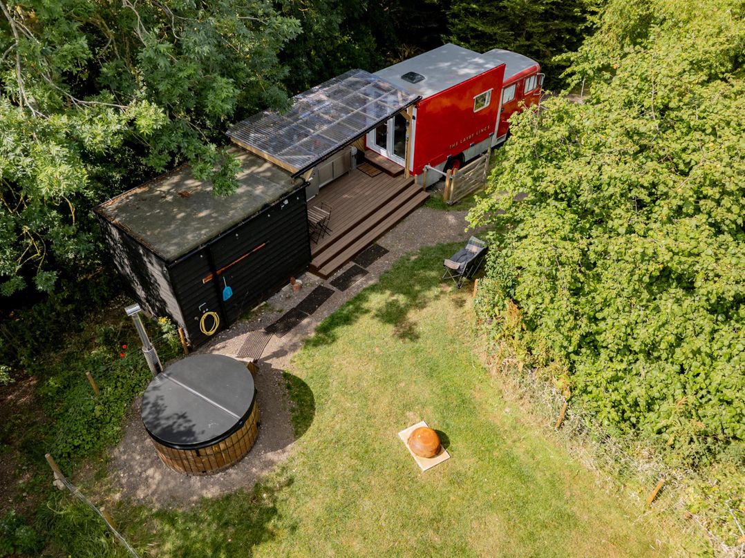 Sleeps 2 -Private Garden -Pets Ok -Hot Tub -Dennis