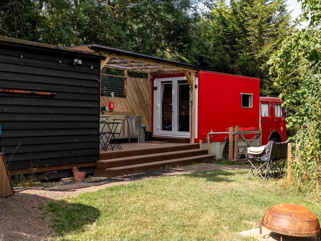 Sleeps 2 -Private Garden -Pets Ok -Hot Tub -Dennis