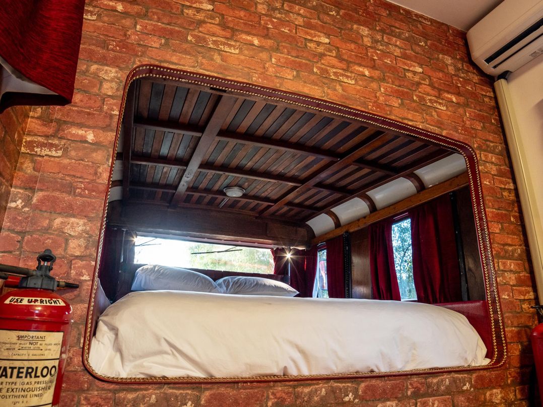 Sleeps 2 -Private Garden -Pets Ok -Hot Tub -Dennis