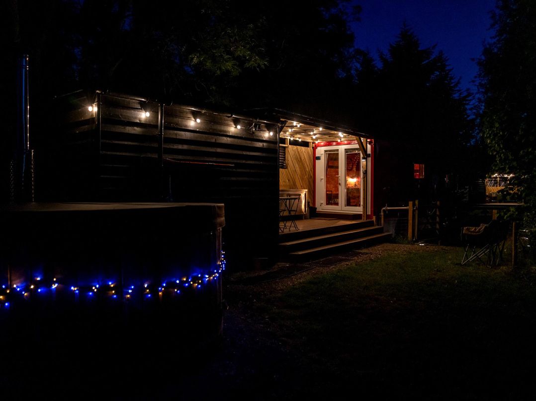 Sleeps 2 -Private Garden -Pets Ok -Hot Tub -Dennis