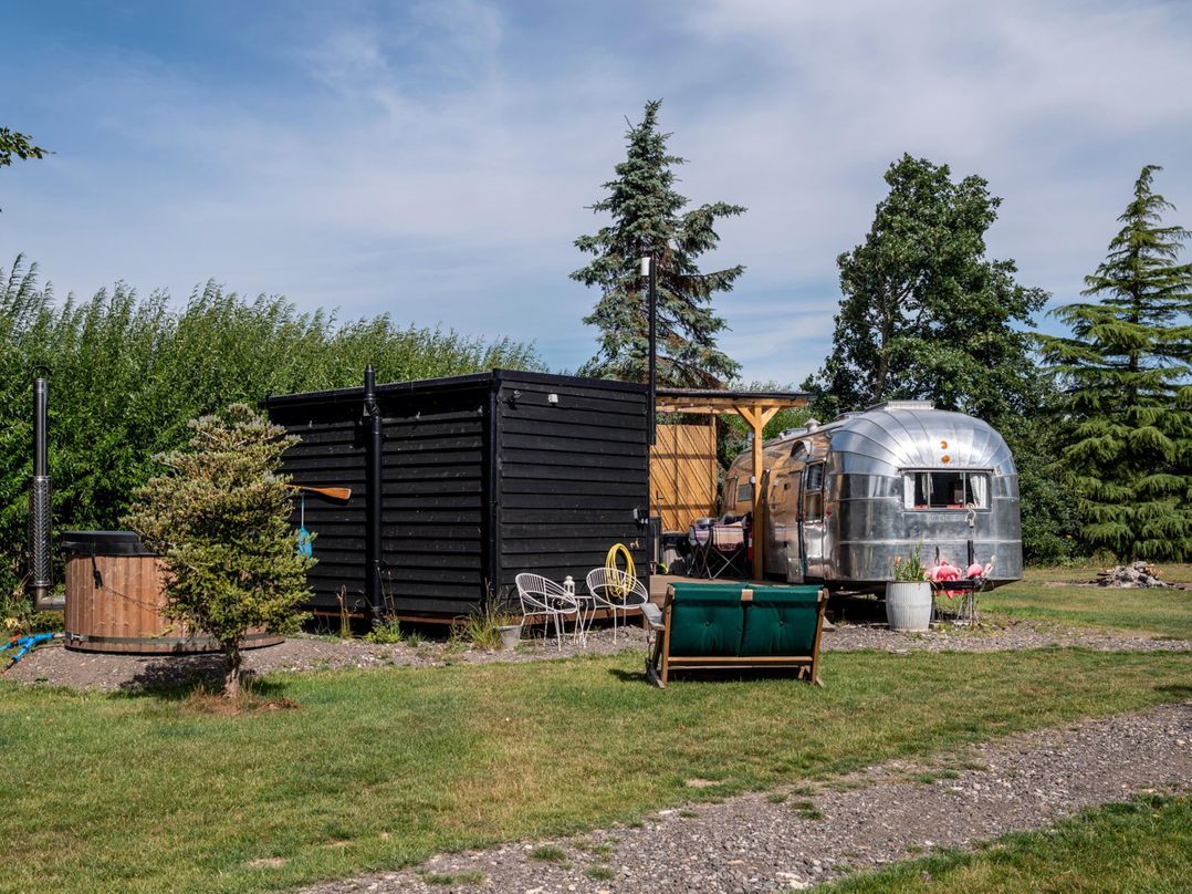 Sleeps 2 - Hot Tub - Pet Friendly - PeggySue