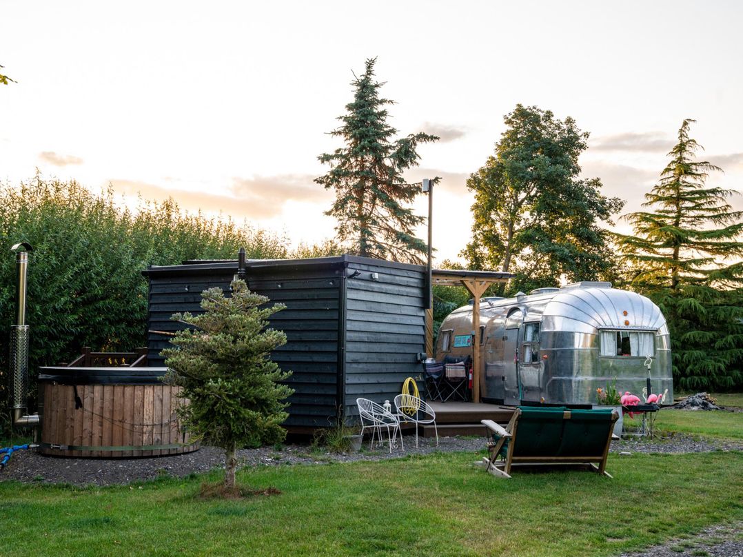 Sleeps 2 - Hot Tub - Pet Friendly - PeggySue