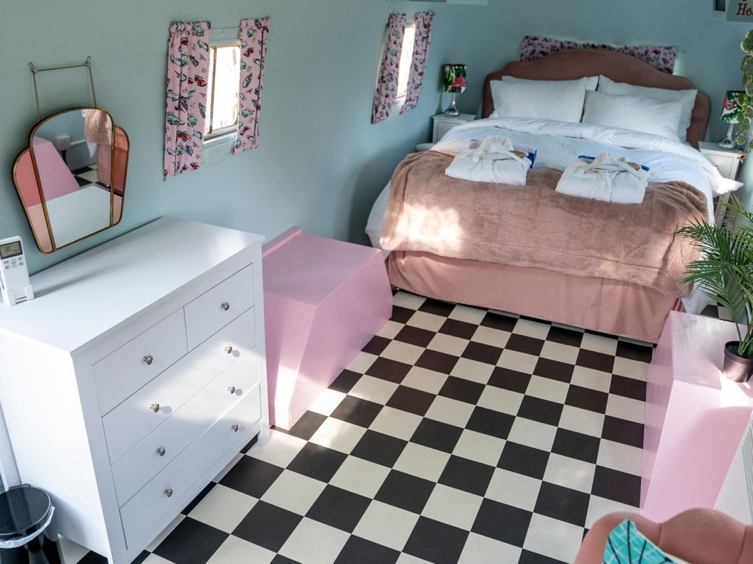 Sleeps 2 - Hot Tub - Pet Friendly - PeggySue