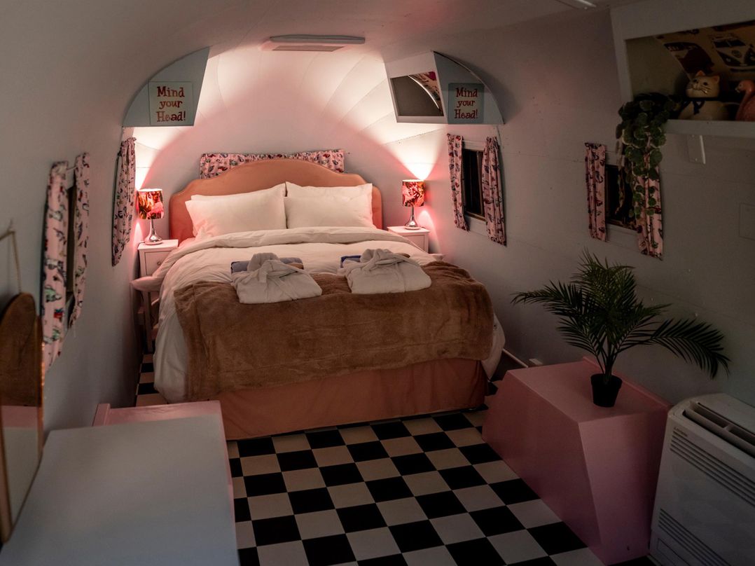 Sleeps 2 - Hot Tub - Pet Friendly - PeggySue