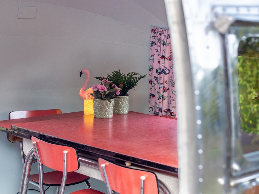 Sleeps 2 - Hot Tub - Pet Friendly - PeggySue