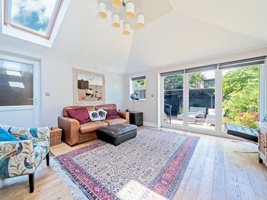 3 Bed House - Sleeps 5 - Garden - Pets - Parking