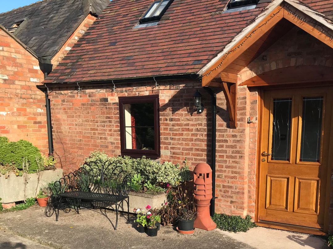 Nuneaton - Cottage - Sleeps 2 - Parking - Garden