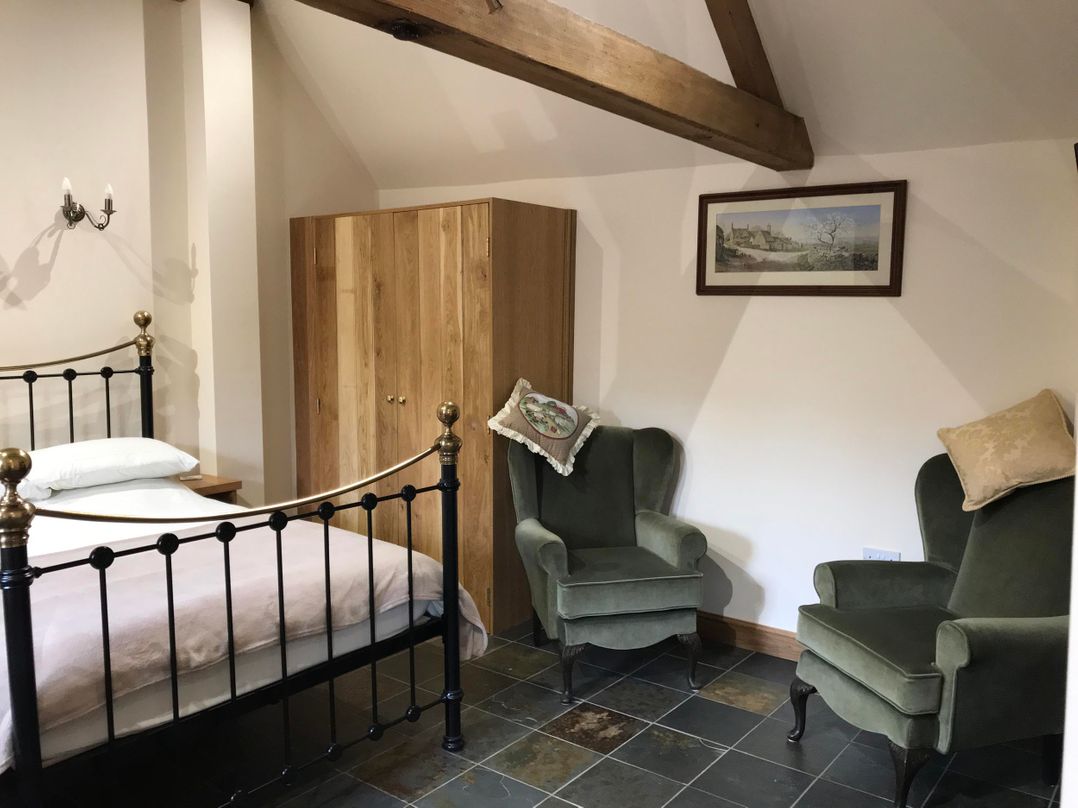Nuneaton - Cottage - Sleeps 2 - Parking - Garden