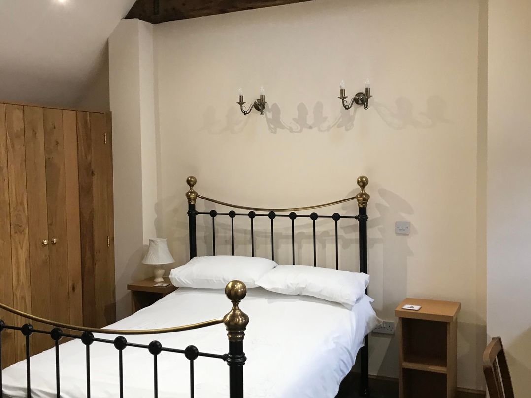 Nuneaton - Cottage - Sleeps 2 - Parking - Garden