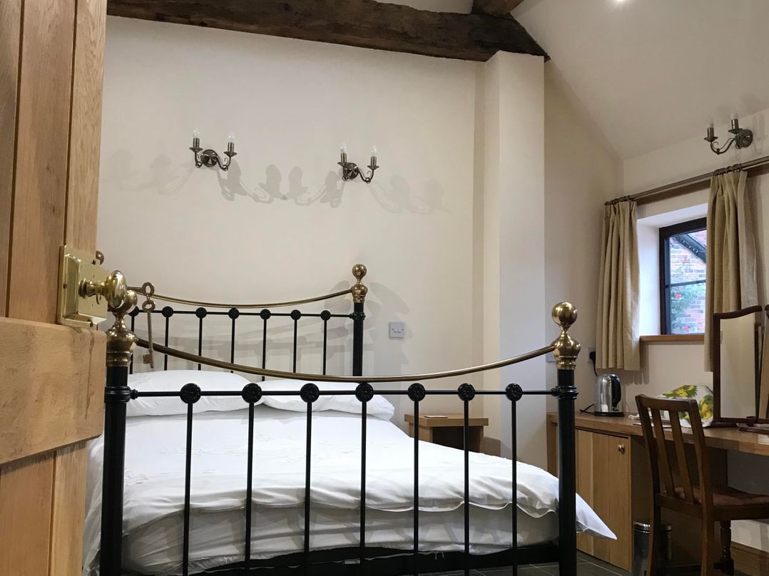 Nuneaton - Cottage - Sleeps 2 - Parking - Garden