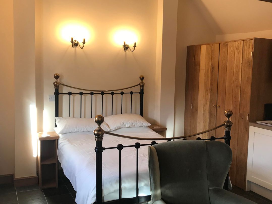Nuneaton - Cottage - Sleeps 2 - Parking - Garden